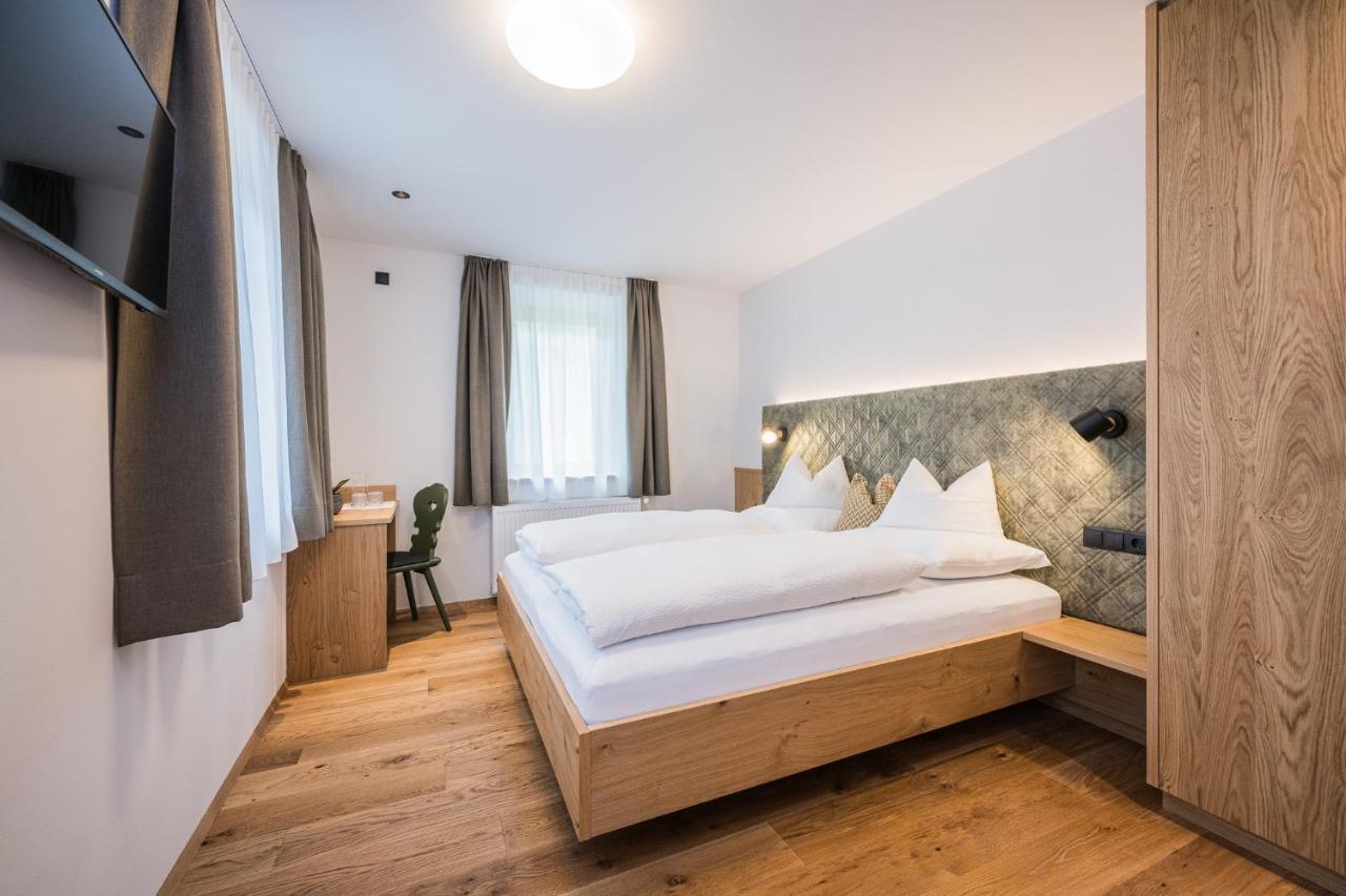 Gasthof Albergo Dolomiten ไบรยัส ภายนอก รูปภาพ