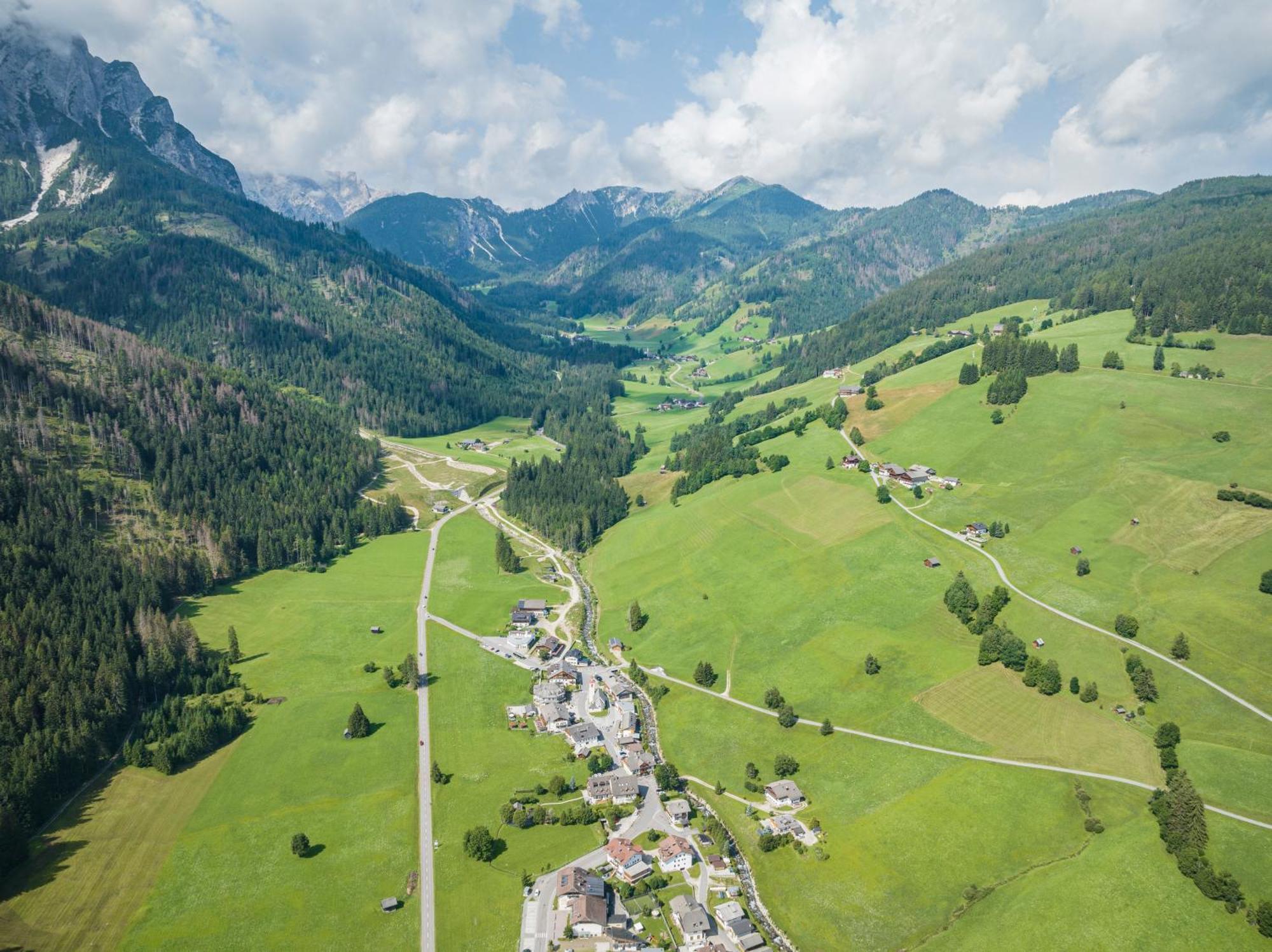 Gasthof Albergo Dolomiten ไบรยัส ภายนอก รูปภาพ
