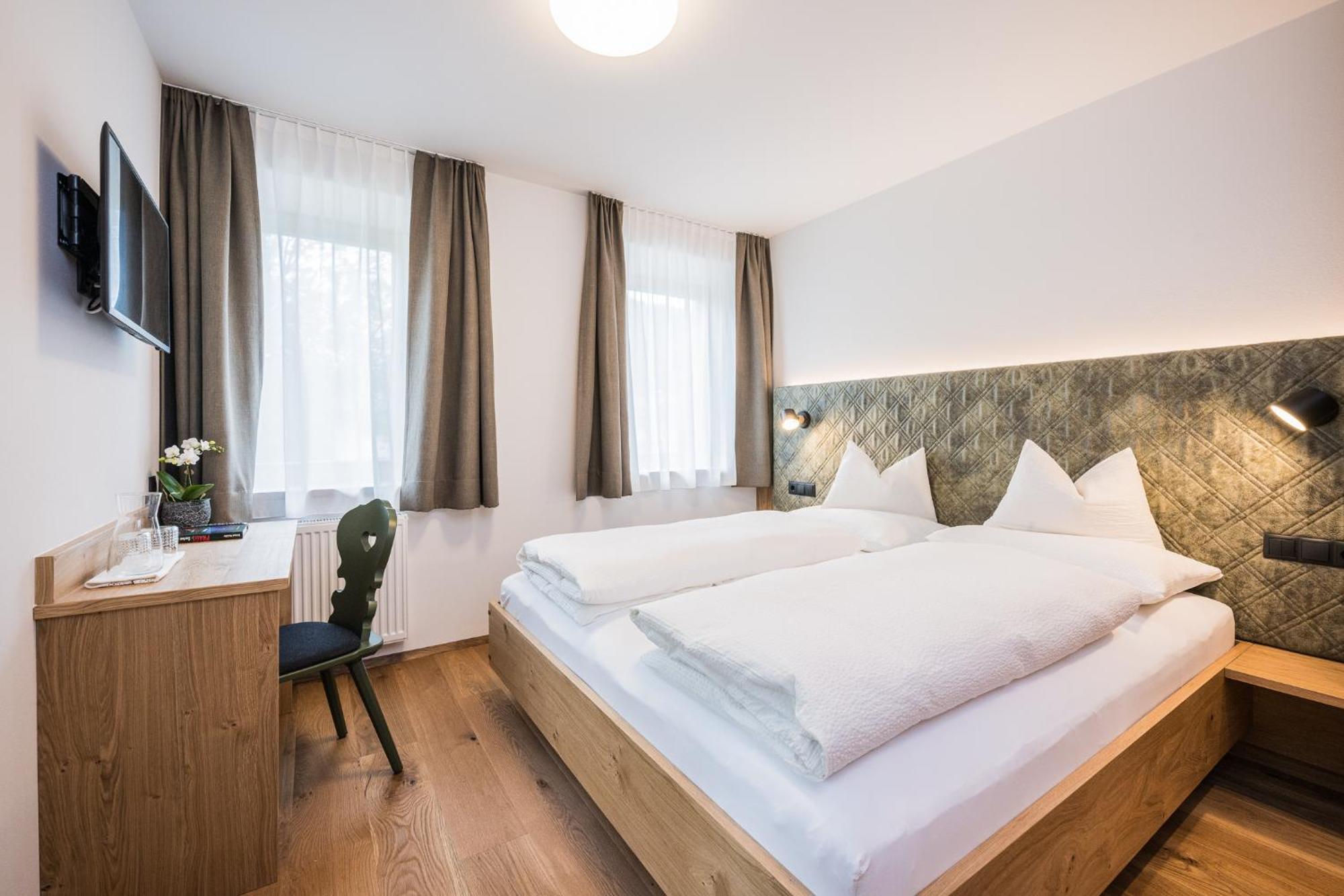 Gasthof Albergo Dolomiten ไบรยัส ภายนอก รูปภาพ