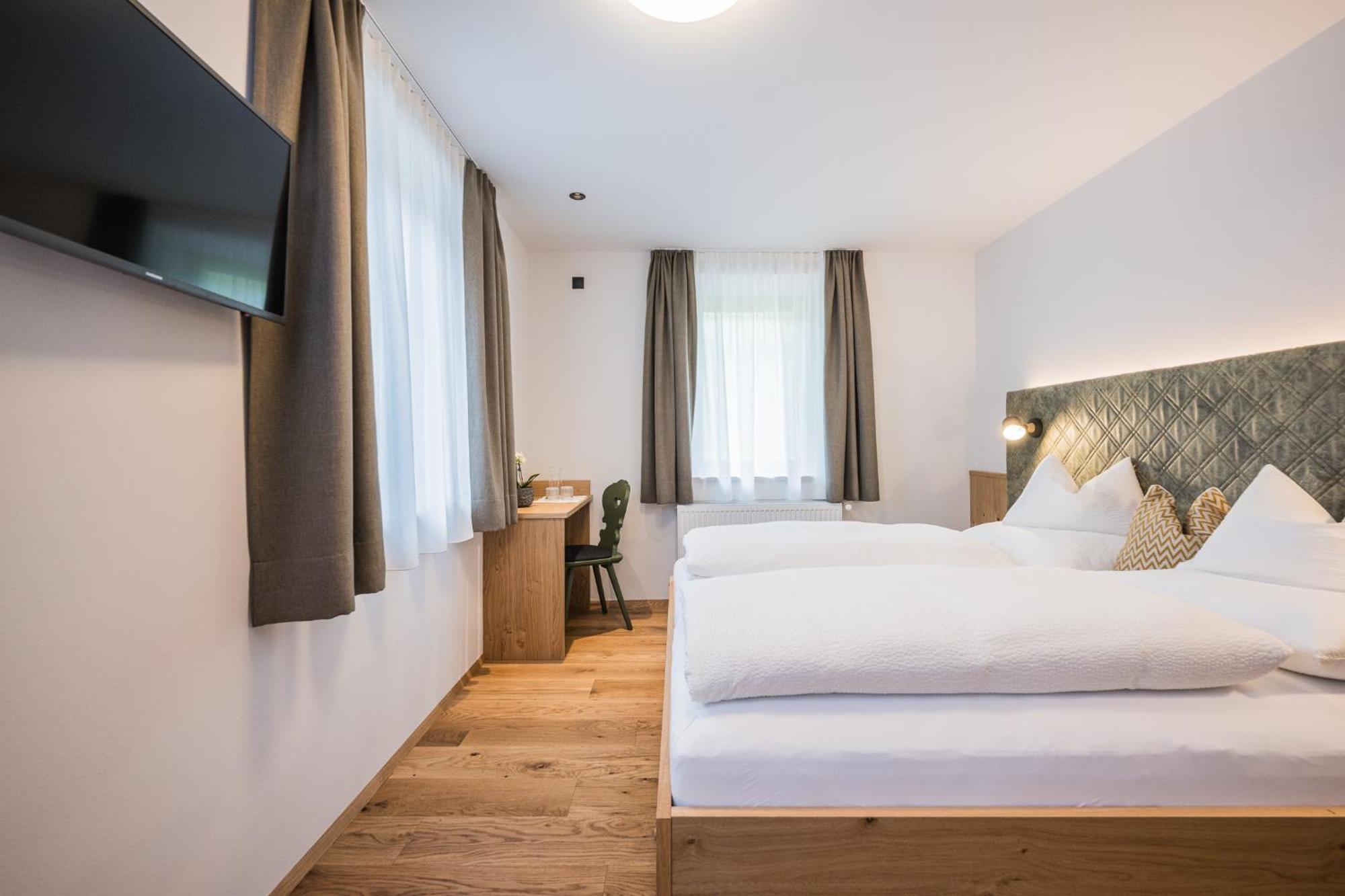 Gasthof Albergo Dolomiten ไบรยัส ภายนอก รูปภาพ