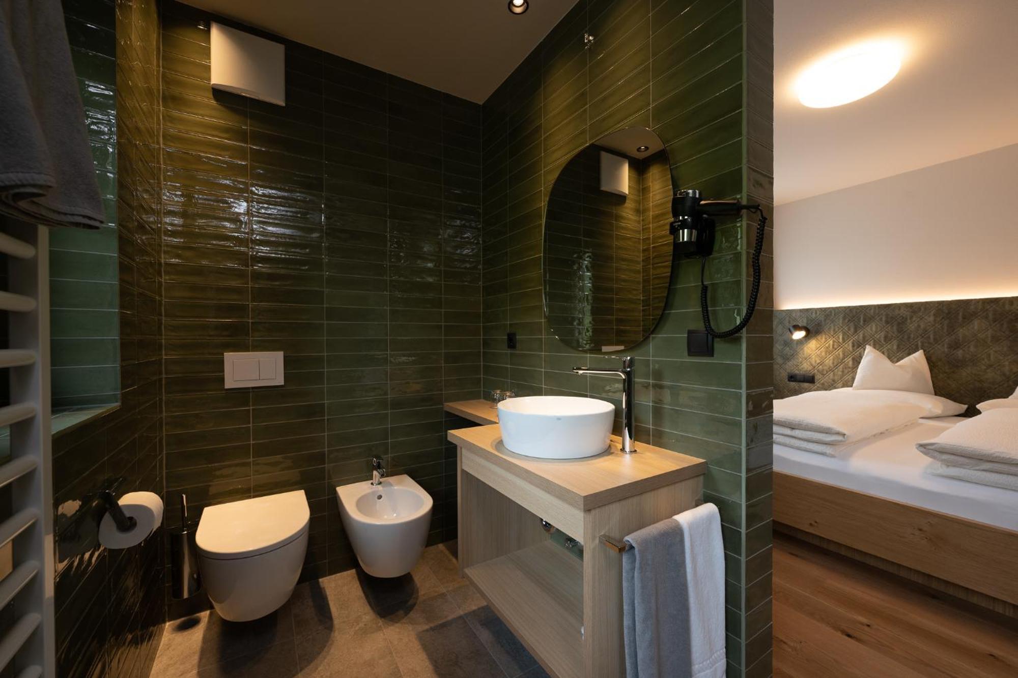 Gasthof Albergo Dolomiten ไบรยัส ภายนอก รูปภาพ