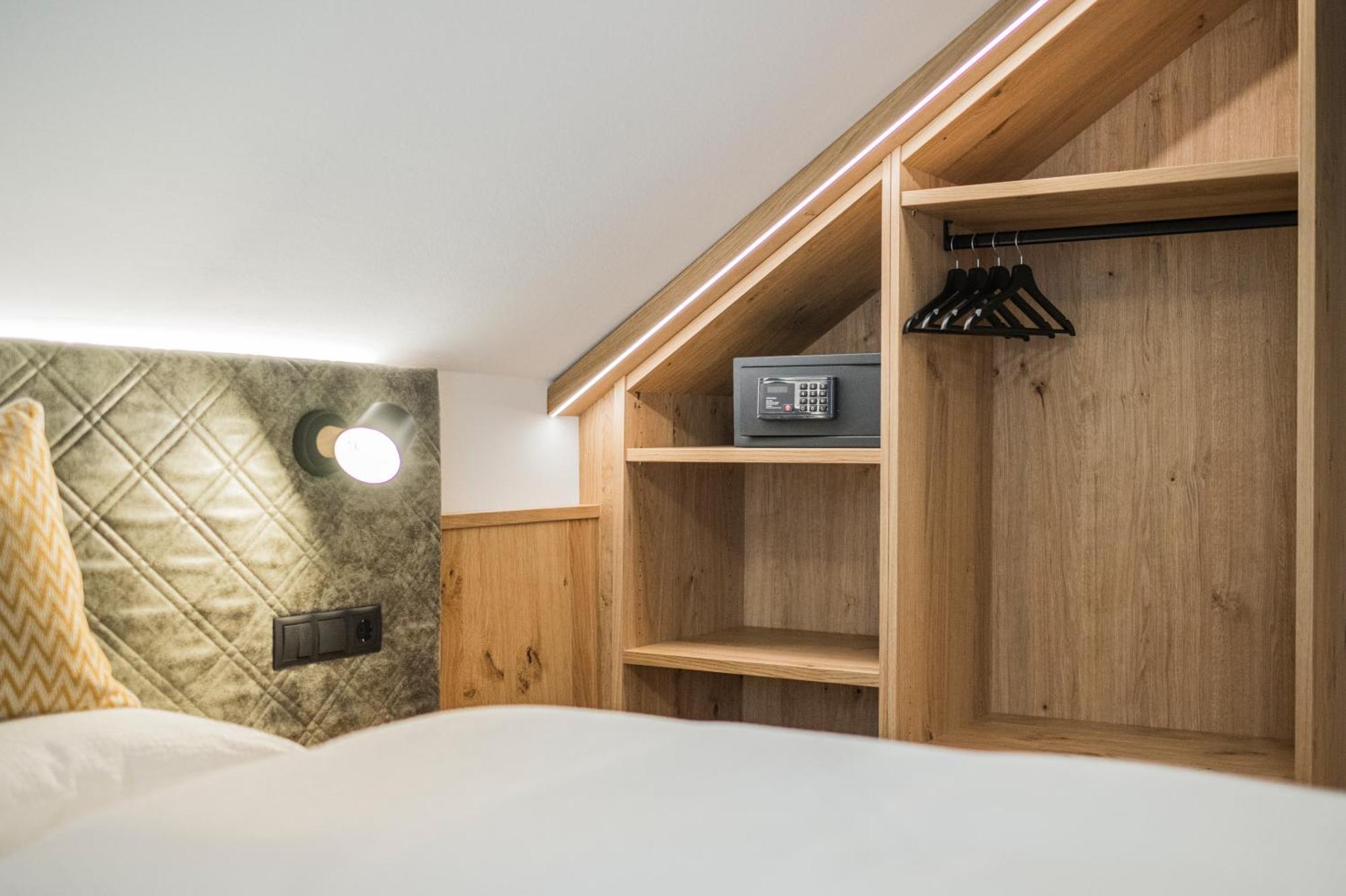 Gasthof Albergo Dolomiten ไบรยัส ภายนอก รูปภาพ
