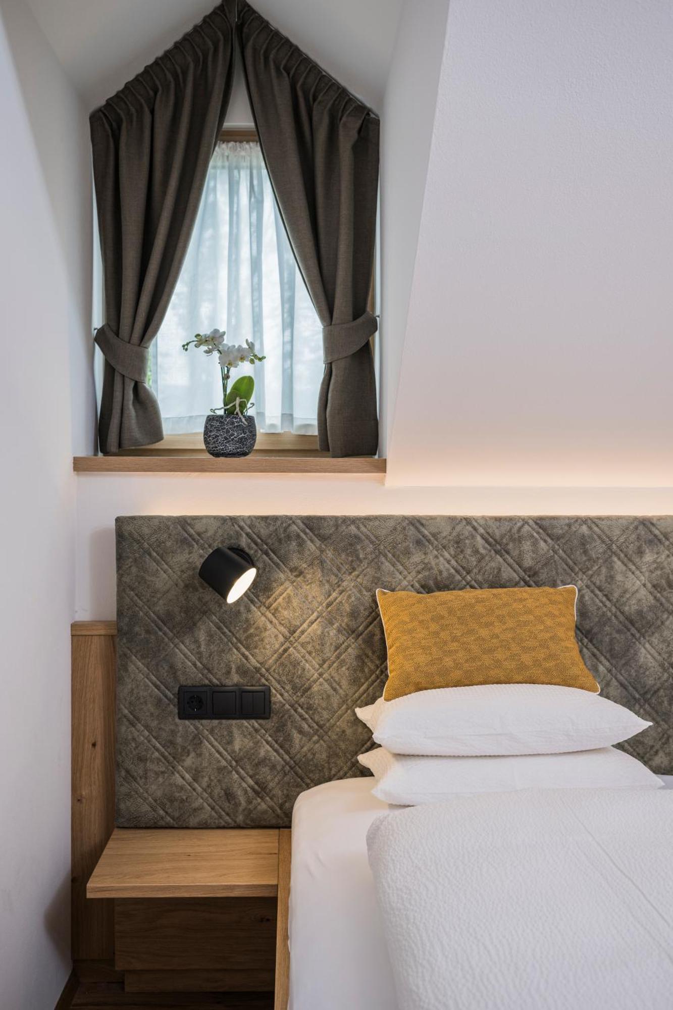 Gasthof Albergo Dolomiten ไบรยัส ภายนอก รูปภาพ