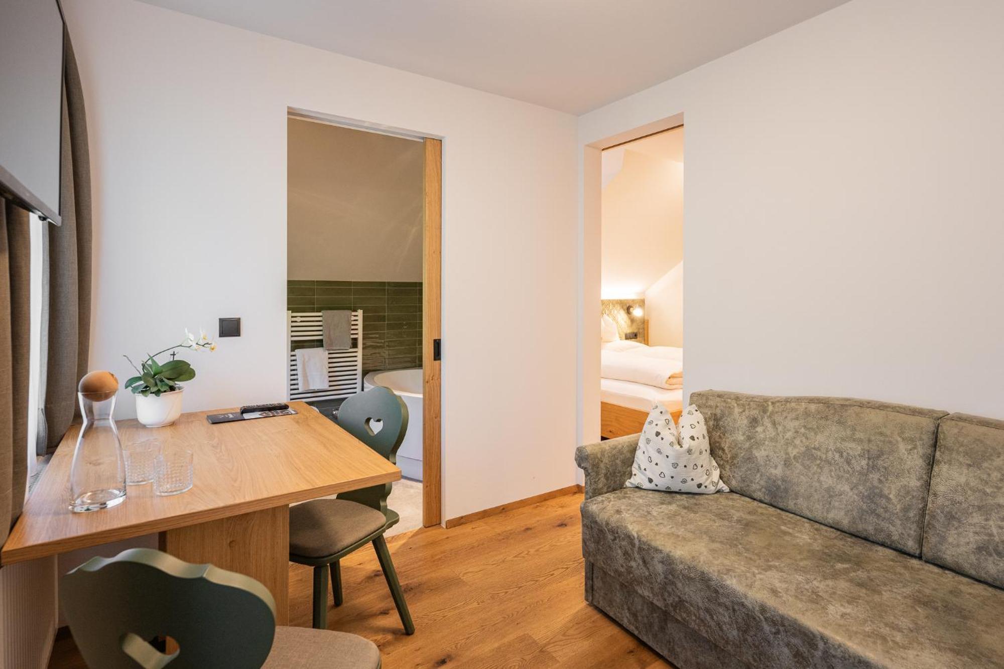 Gasthof Albergo Dolomiten ไบรยัส ภายนอก รูปภาพ