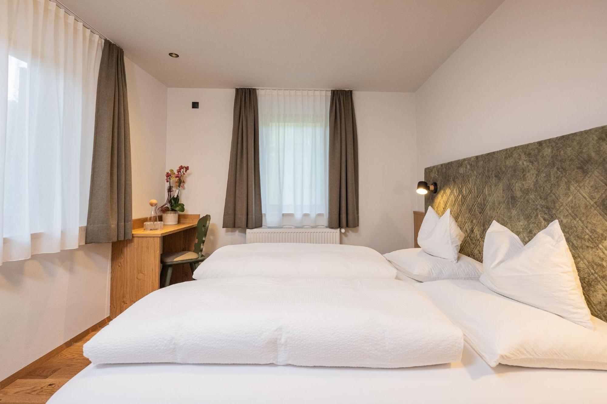 Gasthof Albergo Dolomiten ไบรยัส ภายนอก รูปภาพ