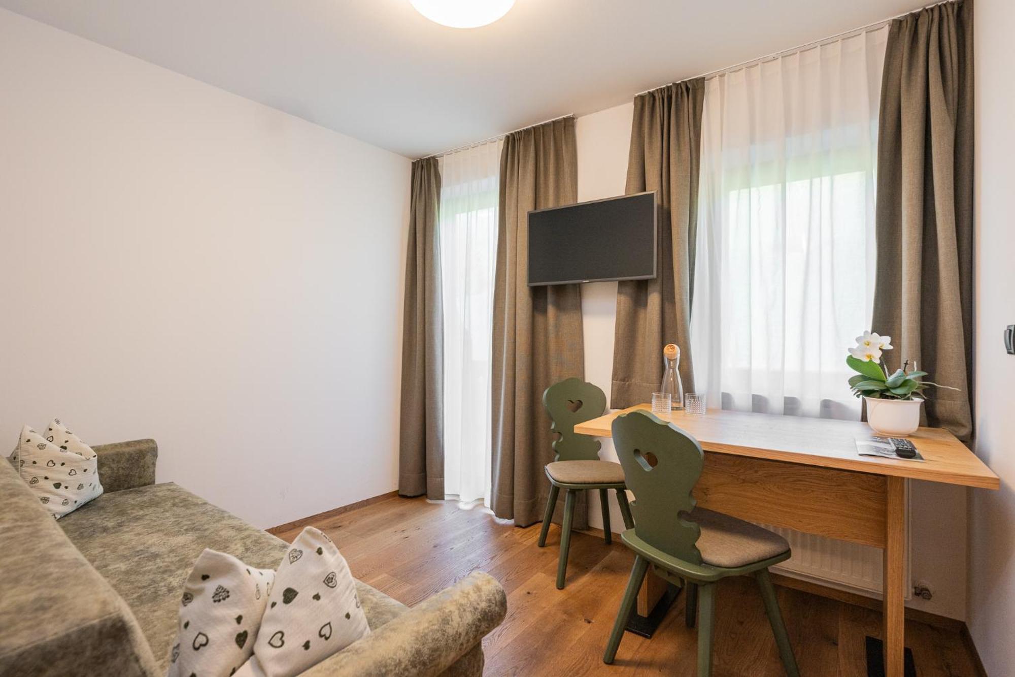 Gasthof Albergo Dolomiten ไบรยัส ภายนอก รูปภาพ